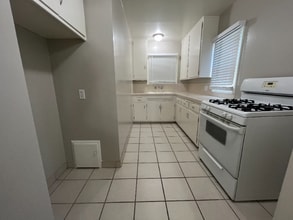 300 S Oak Knoll Ave in Pasadena, CA - Building Photo - Building Photo