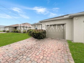 1320 Trafalgar Pkwy in Cape Coral, FL - Building Photo