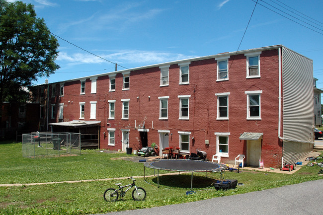 5 - 13 Fairfield St in Newville, PA - Foto de edificio - Building Photo