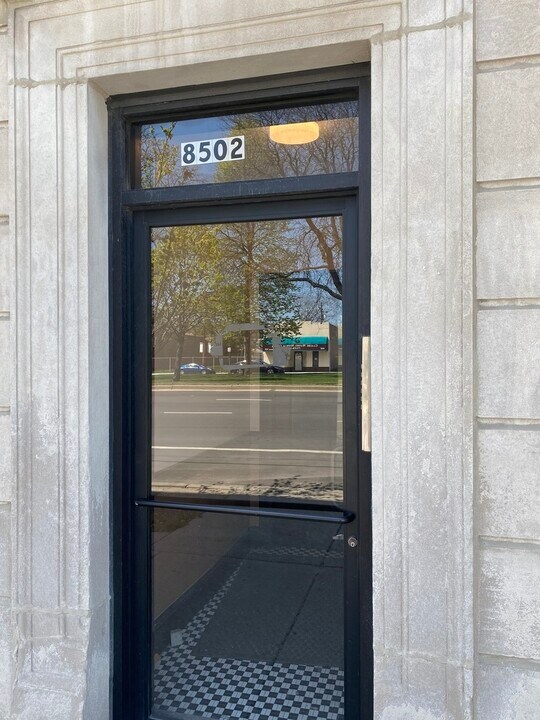 8502 S Stony Island Ave in Chicago, IL - Building Photo