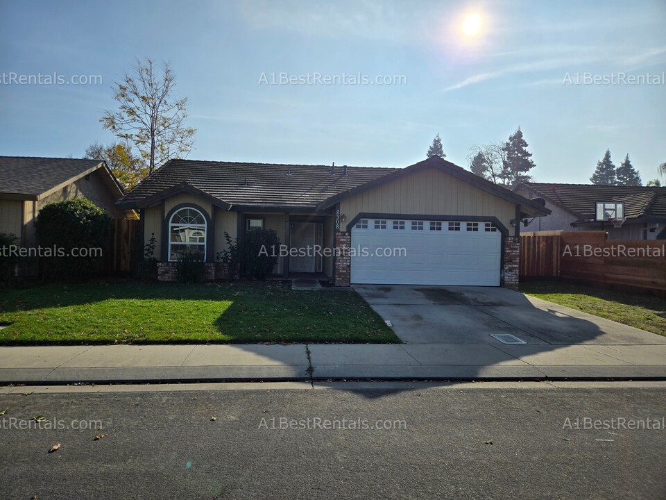 2308 Quail Meadow Dr in Modesto, CA - Building Photo