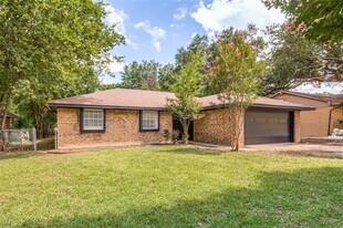813 Green Pastures Dr in Cedar Hill, TX - Building Photo