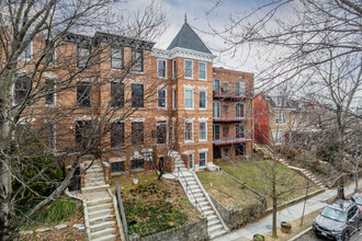 1682 Irving St NW in Washington, DC - Foto de edificio - Building Photo