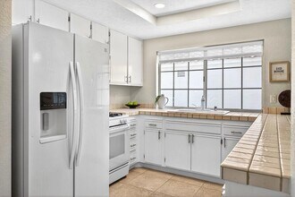 43791 Cll Las Brisas W in Palm Desert, CA - Foto de edificio - Building Photo