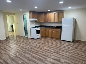 1393 Pelham Pkwy N in Bronx, NY - Building Photo - Building Photo