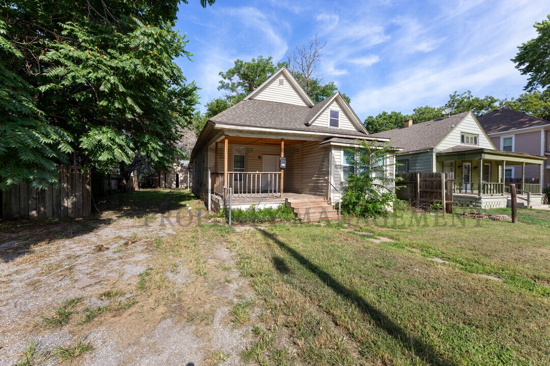 1329 N Wellington Pl in Wichita, KS - Building Photo