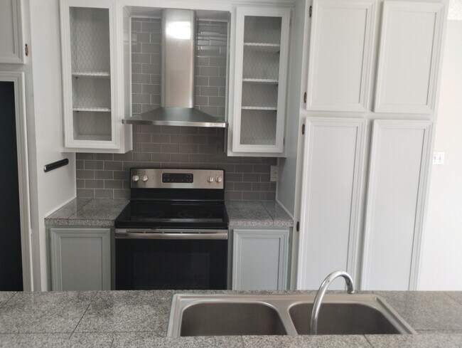 5010 Tahiti Way, Unit 2