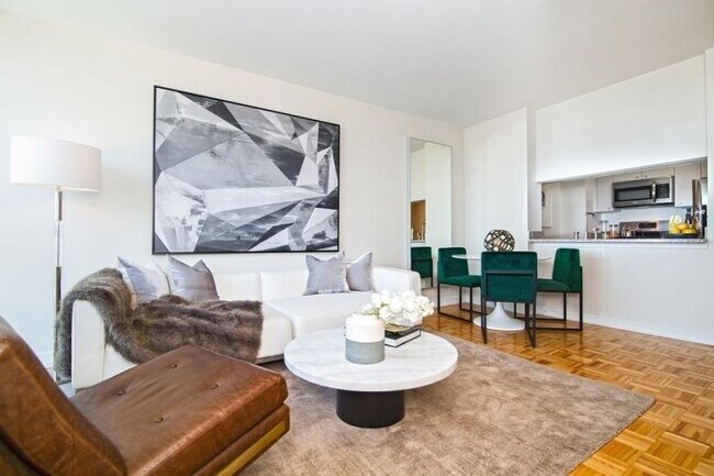 43-10 Crescent St in Queens, NY - Foto de edificio - Building Photo