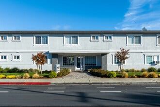 Royal Gardens Apartments in Livermore, CA - Building Photo - Building Photo