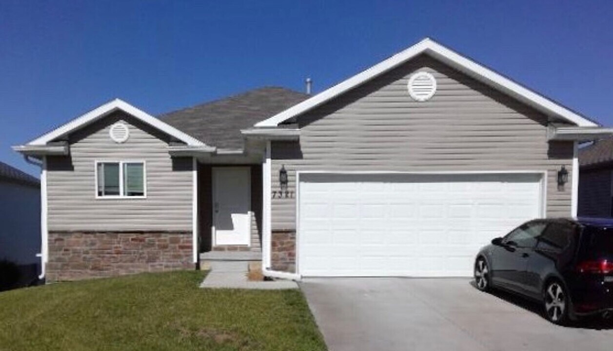 7321 N 19th St in Lincoln, NE - Building Photo