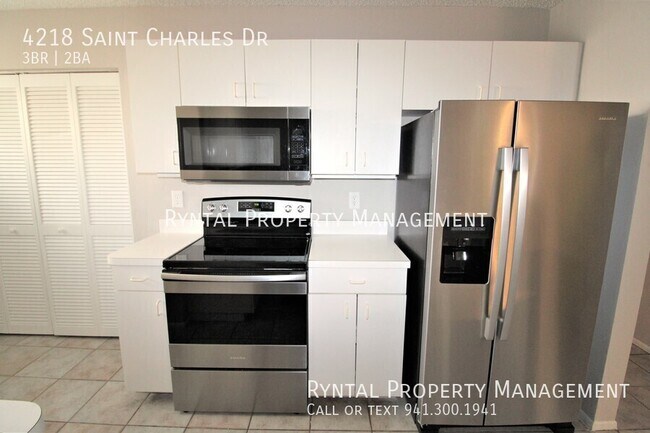 4218 St Charles Dr in Sarasota, FL - Building Photo - Building Photo