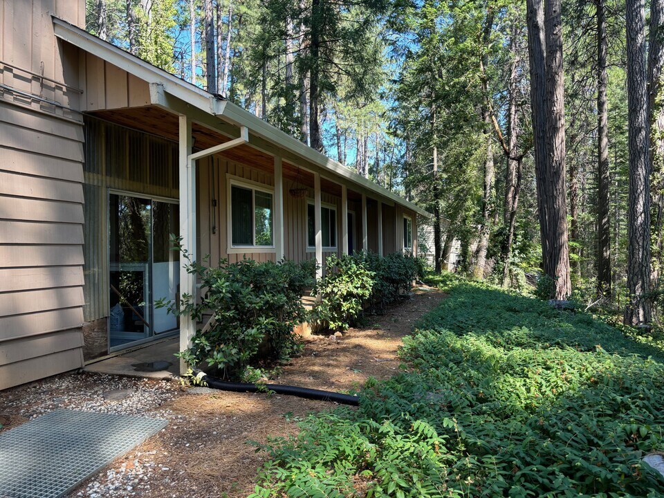 13215 Brunswick Rd in Grass Valley, CA - Building Photo