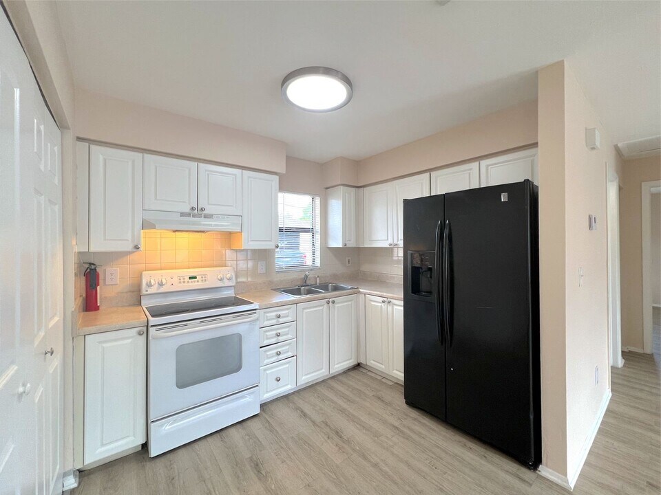 13911 First St in Ft. Myers, FL - Building Photo