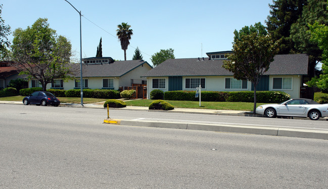 10141-10153 Miller Ave in Cupertino, CA - Foto de edificio - Building Photo