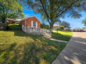 214 Streamside Dr in Desoto, TX - Building Photo
