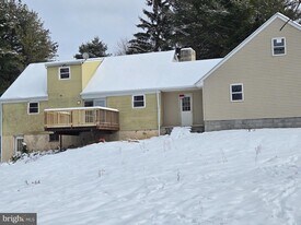 128 Valley Green Dr in Coatesville, PA - Building Photo