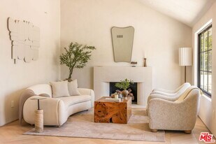 8353 Sunset View Dr in Los Angeles, CA - Building Photo