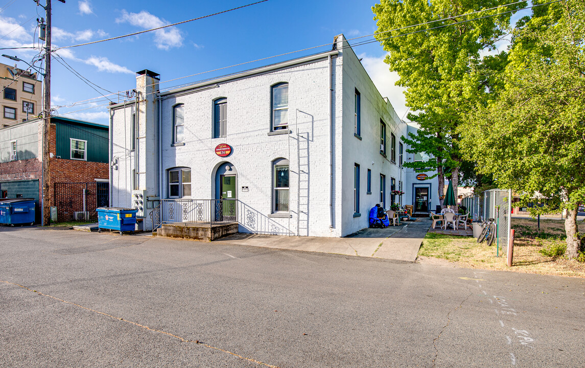 134 NW E St in Grants Pass, OR - Building Photo