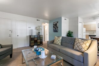 Chelsea At Lee Hall in Newport News, VA - Foto de edificio - Building Photo