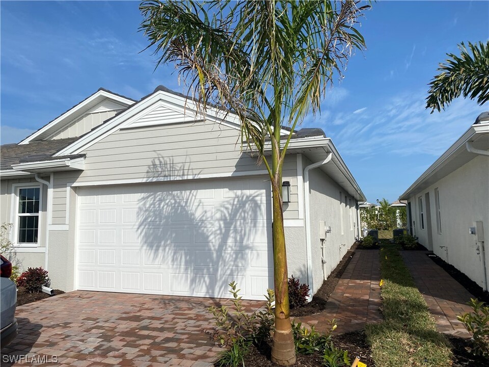 1047 Enbrook Lp in Naples, FL - Building Photo