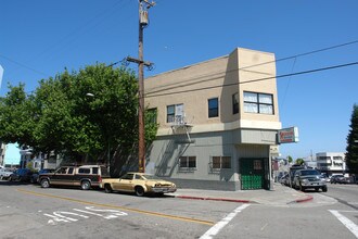 1300 International Blvd in Oakland, CA - Foto de edificio - Building Photo