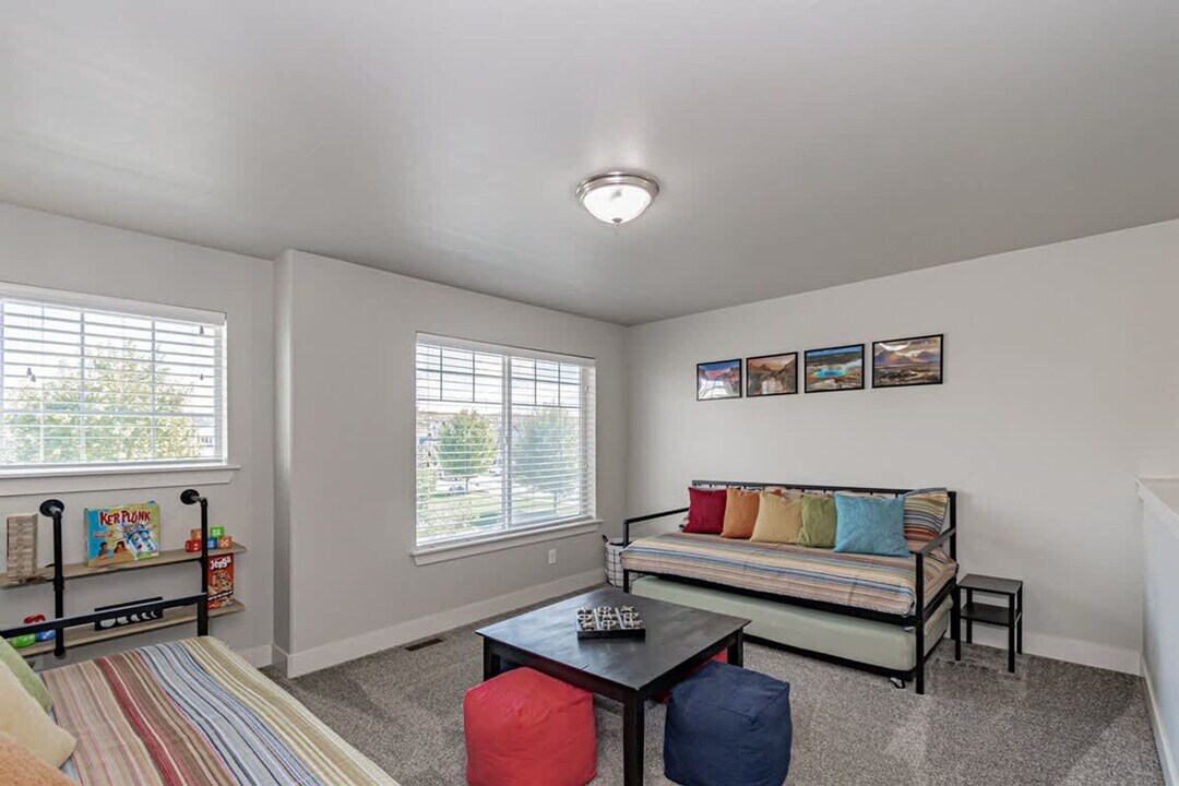 1120 Monroe Dr in Rexburg, ID - Building Photo