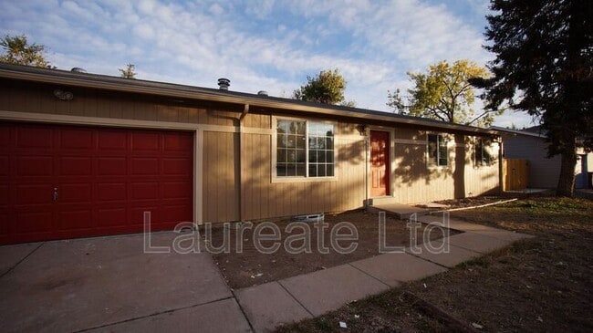 15559 E Bates Ave in Aurora, CO - Foto de edificio - Building Photo