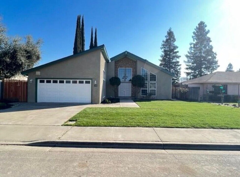 2500 Barbara Way in Turlock, CA - Building Photo