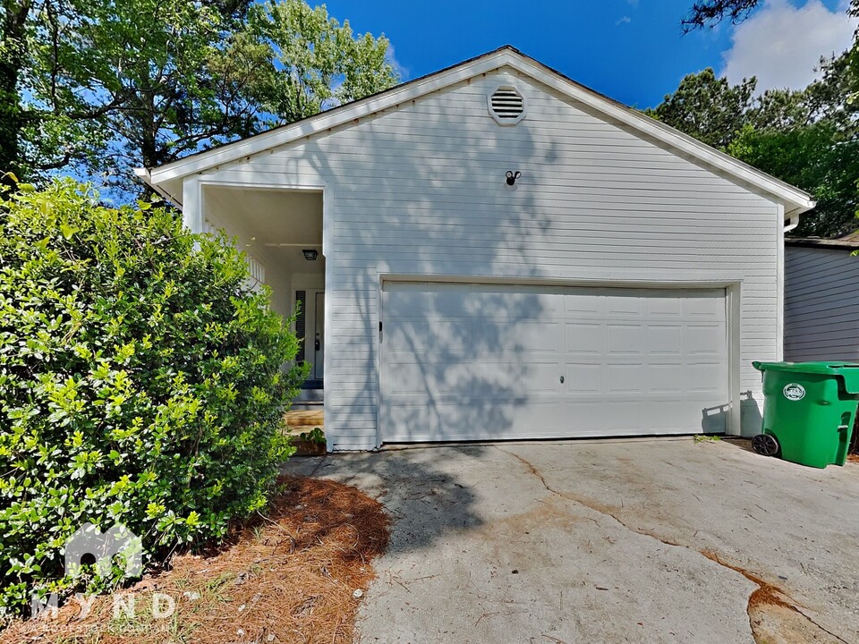 2034 Corners Cir in Lithonia, GA - Building Photo