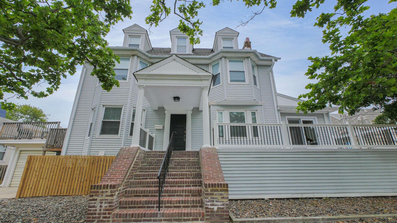 1 N Surrey Ave in Ventnor City, NJ - Building Photo