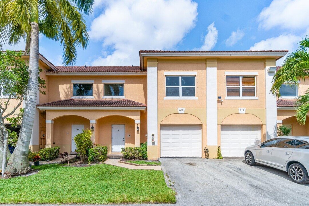 809 Talia Cir in Lake Worth Beach, FL - Building Photo