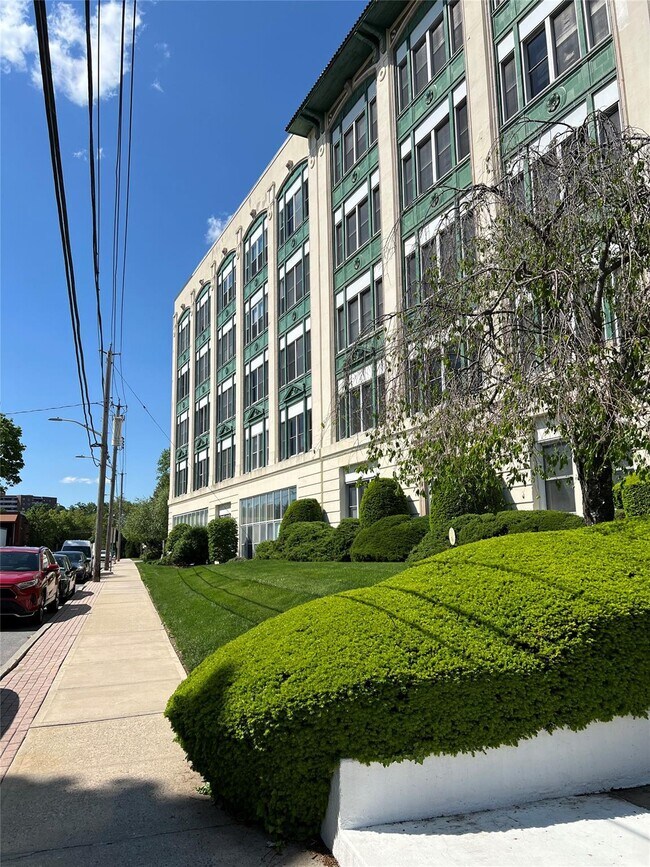 1 Landmark Sq in Port Chester, NY - Building Photo - Building Photo