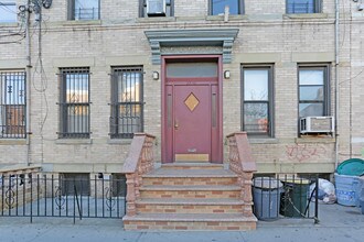 6335 Forest Ave in Ridgewood, NY - Foto de edificio - Building Photo
