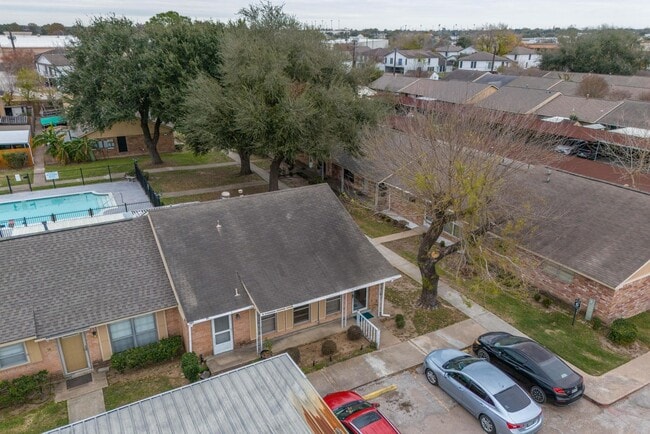 3340 Burke Rd in Pasadena, TX - Foto de edificio - Building Photo