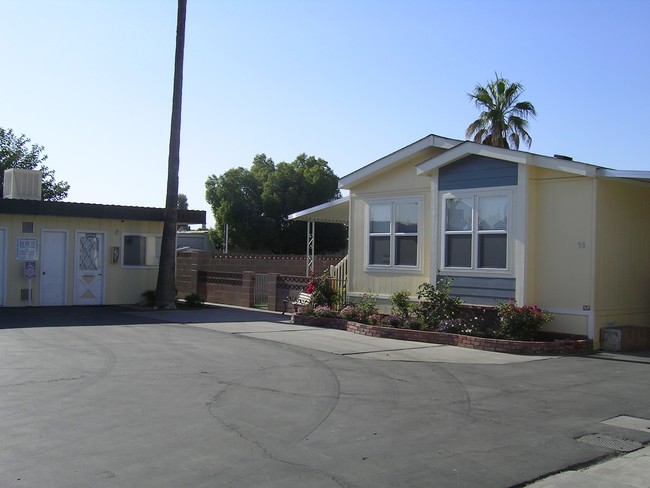 De Rancho Y Mobile Villa in Bakersfield, CA - Foto de edificio - Building Photo