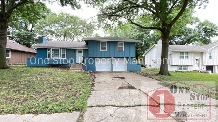 1312 SW Highland Dr in Lee's Summit, MO - Building Photo