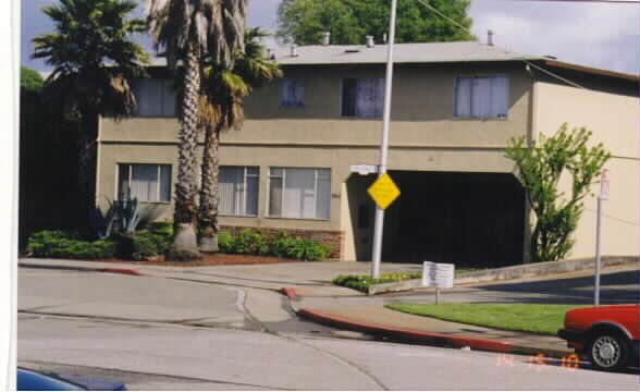 504 E Hillsdale Ct in San Mateo, CA - Foto de edificio - Building Photo