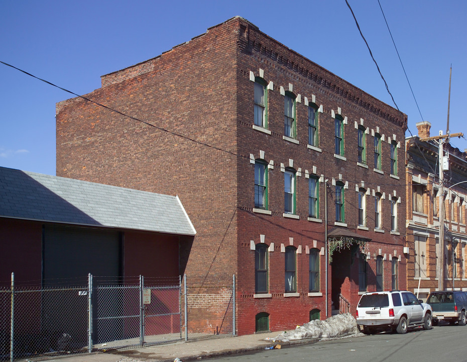 631 S Summer St in Holyoke, MA - Building Photo