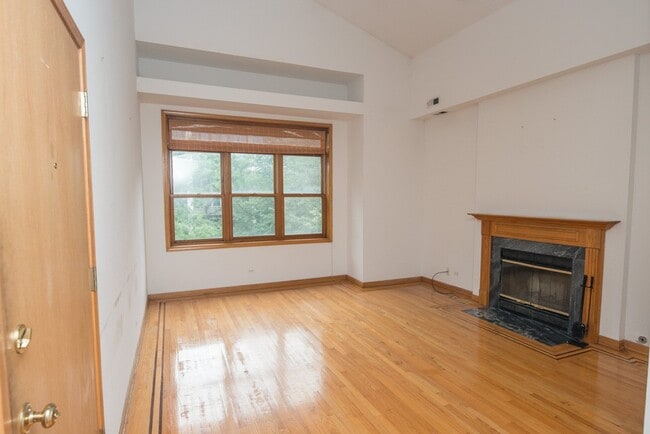2247 W Diversey Ave, Unit J06P