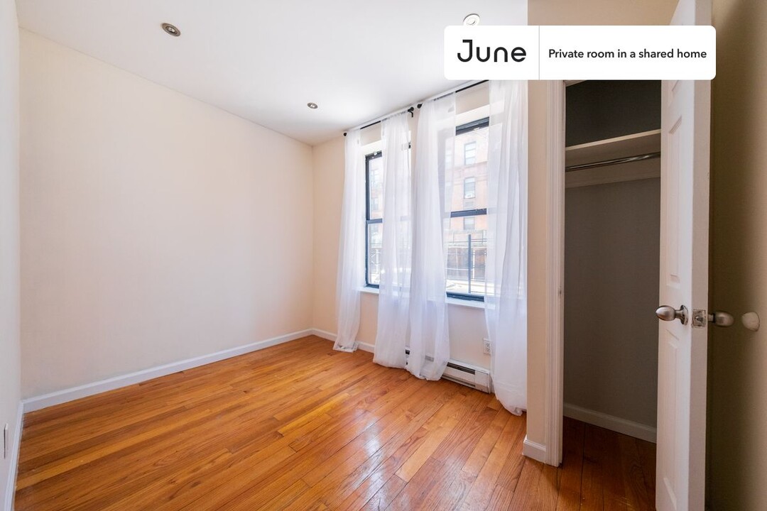 Private bedroom in 4 bed/2 bath Home in New York, NY - Building Photo
