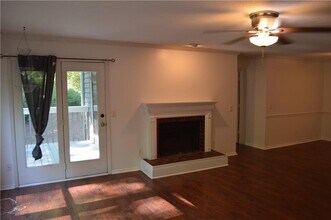 527 Warm Springs Cir in Roswell, GA - Building Photo - Building Photo