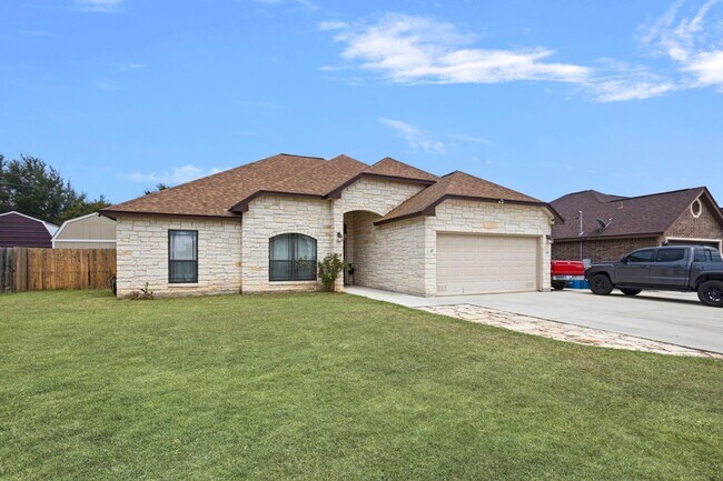 105 N First St in Floresville, TX - Building Photo - Building Photo