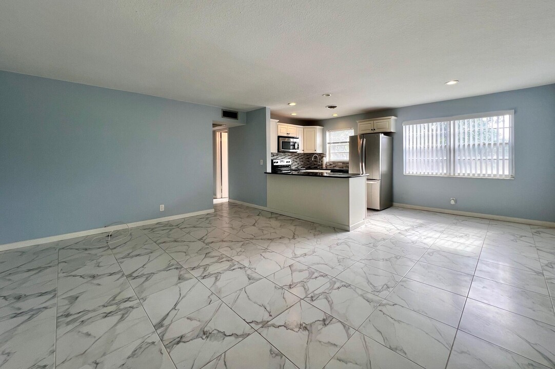 257 Dorchester K in West Palm Beach, FL - Foto de edificio