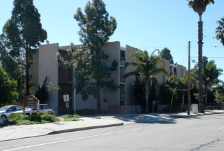 Buena Vida Apartments in Ventura, CA - Foto de edificio - Building Photo