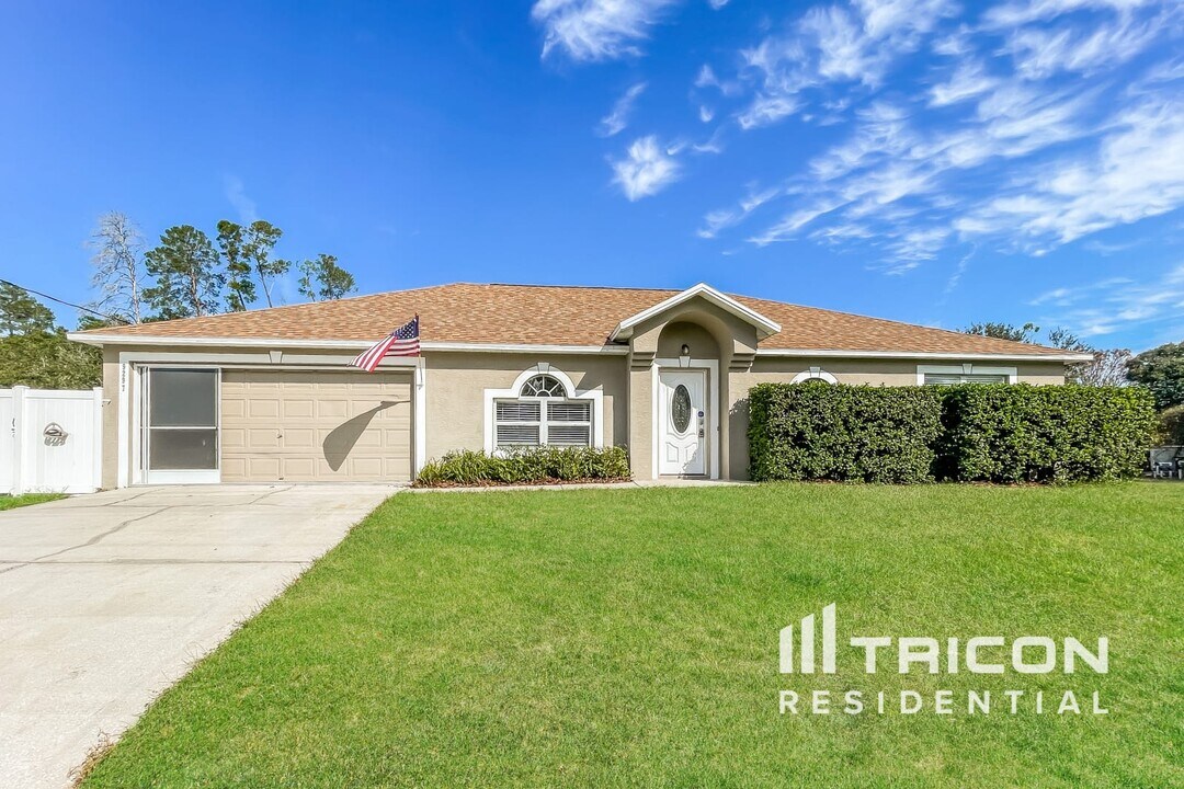 9297 Oak Grove St in Spring Hill, FL - Building Photo