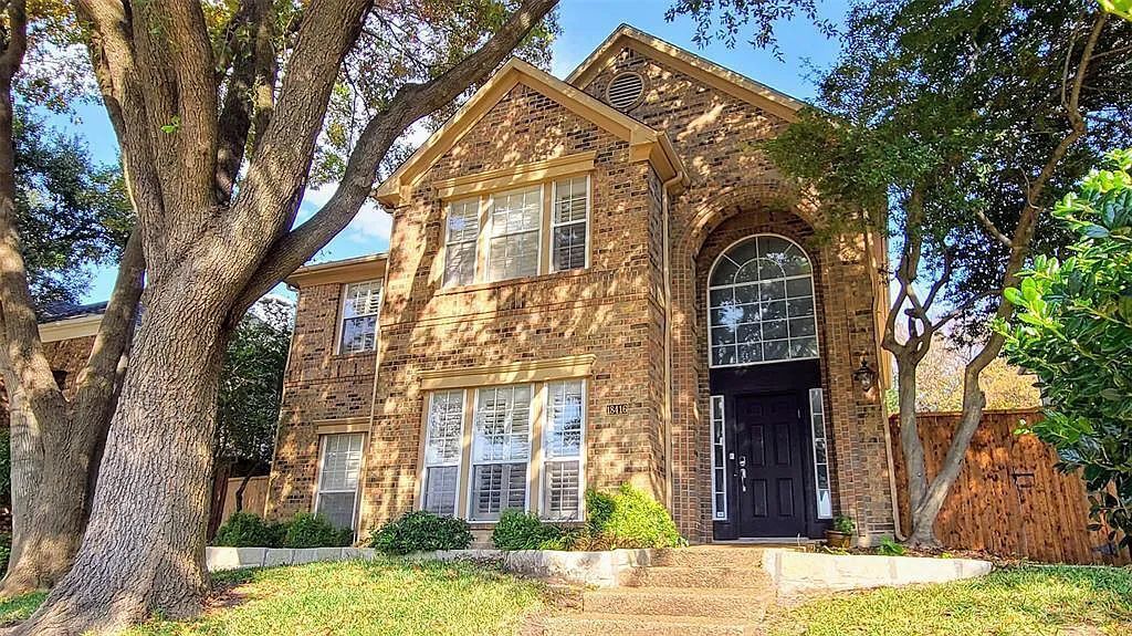 18416 Woodpond Pl in Dallas, TX - Foto de edificio