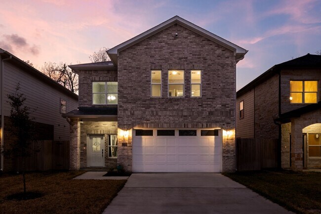property at 2209 Silverbonnet St