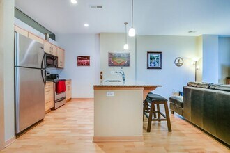 601 E Ogden Ave, Unit 307 in Milwaukee, WI - Building Photo - Building Photo