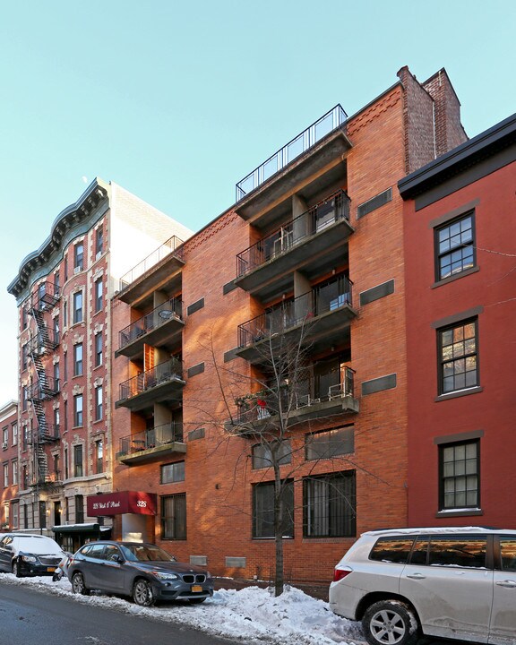 326-328 W 11th St in New York, NY - Building Photo