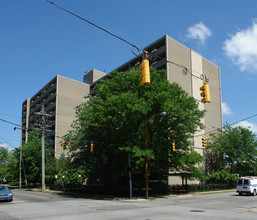 Friendship Towers in Erie, PA - Foto de edificio - Building Photo